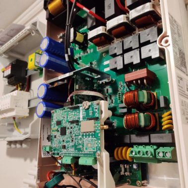 Falownik SolarEdge wewnątrz