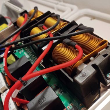 Falownik SolarEdge wewnątrz