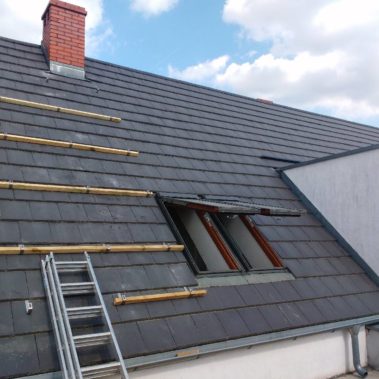 montaż haków konstrukcji PV