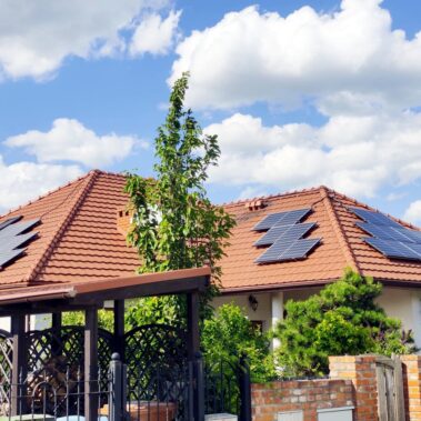 Montaż PV na wielu połaciach dachu