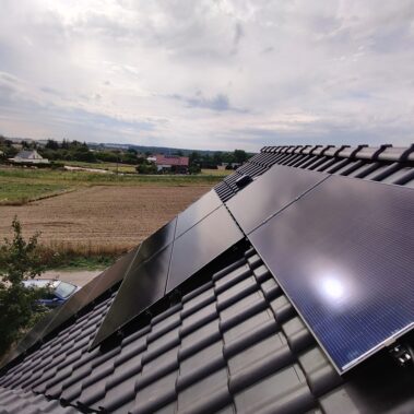 Czarna rama modułów PV