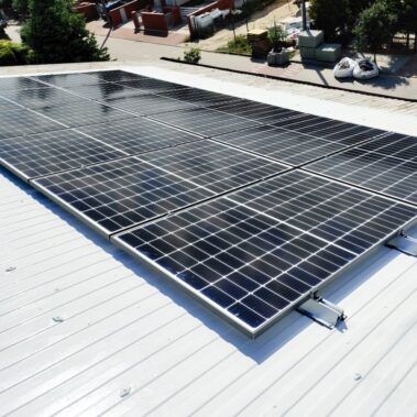 Montaż na dachu pokrytym blachą